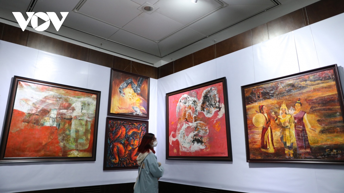 Vietnamese and Korean artists showcase paintings at Hanoi Museum